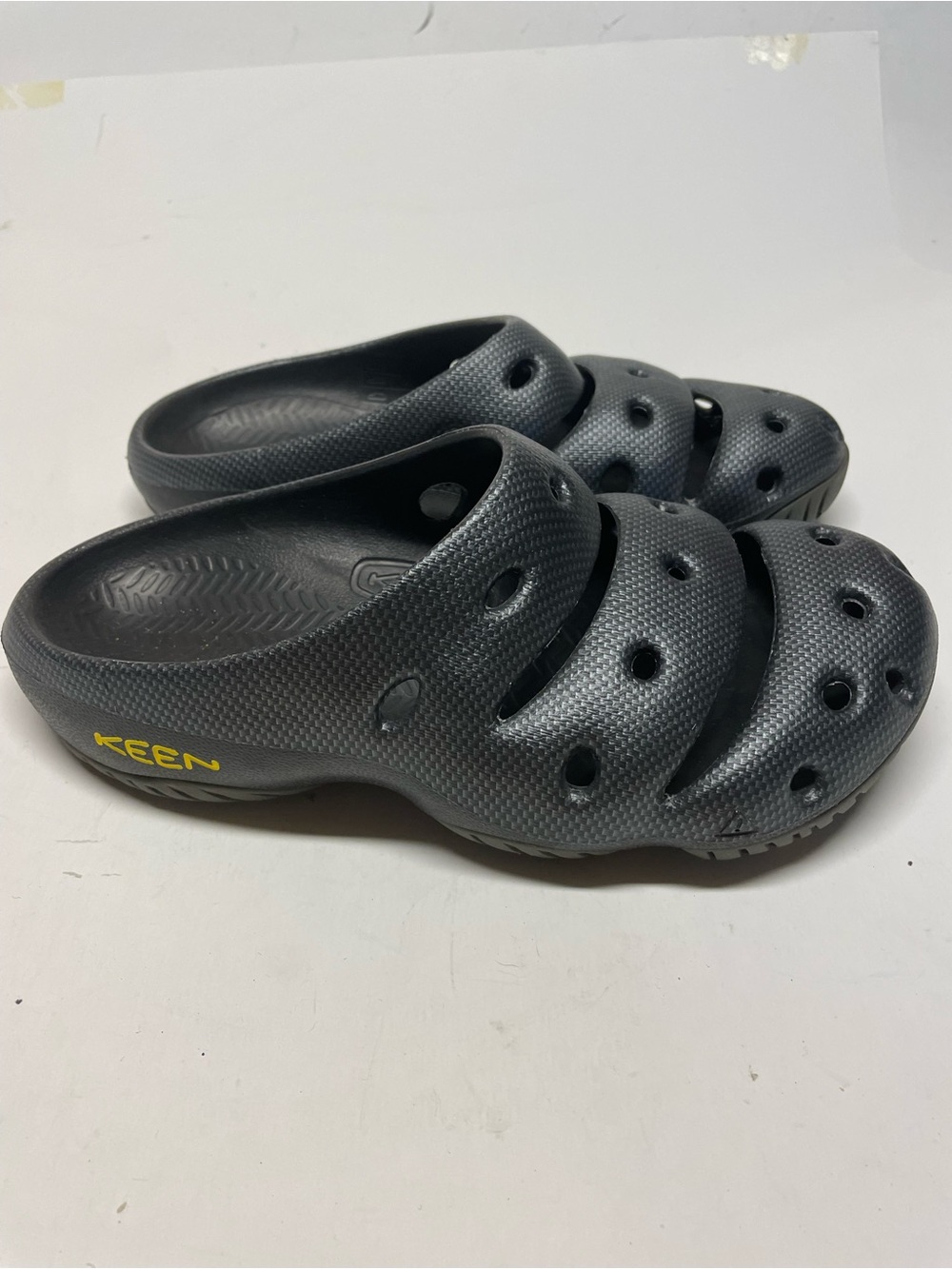Keen Yogui Arts Slipper Shoes - Graphite 1002036 women size 10 men size 8